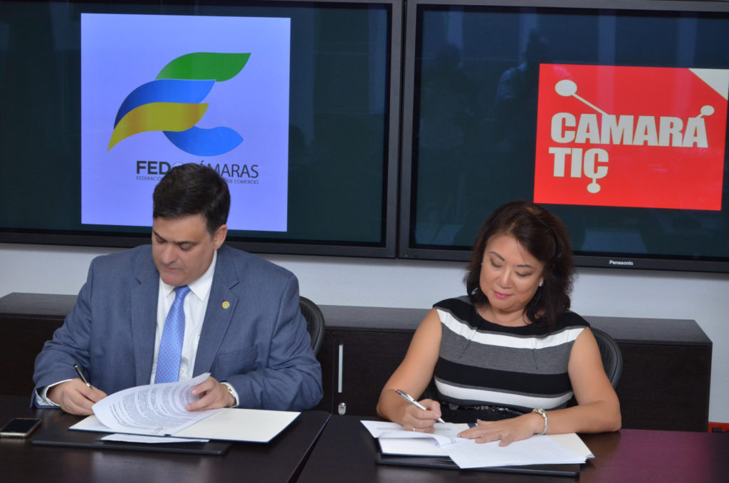 Claudio Fernández, Presidente de FEDOCAMARAS y Rosario Sang de Santos, Presidente de CAMARATIC.