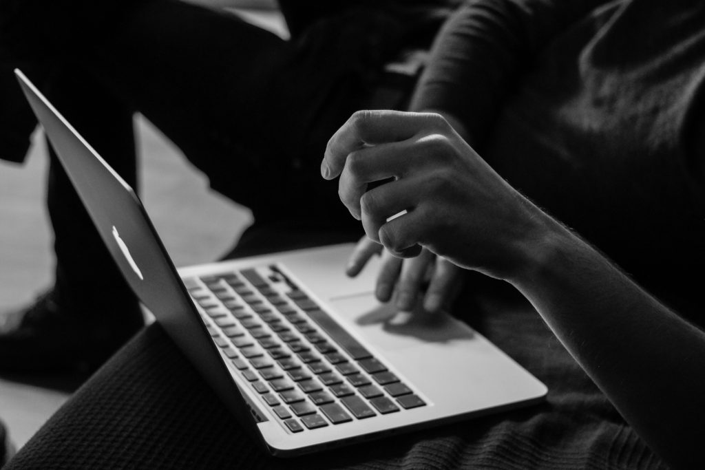 Mejores alternativas para el Estado digital ante los formularios online. Foto por Sergey Zolkin.