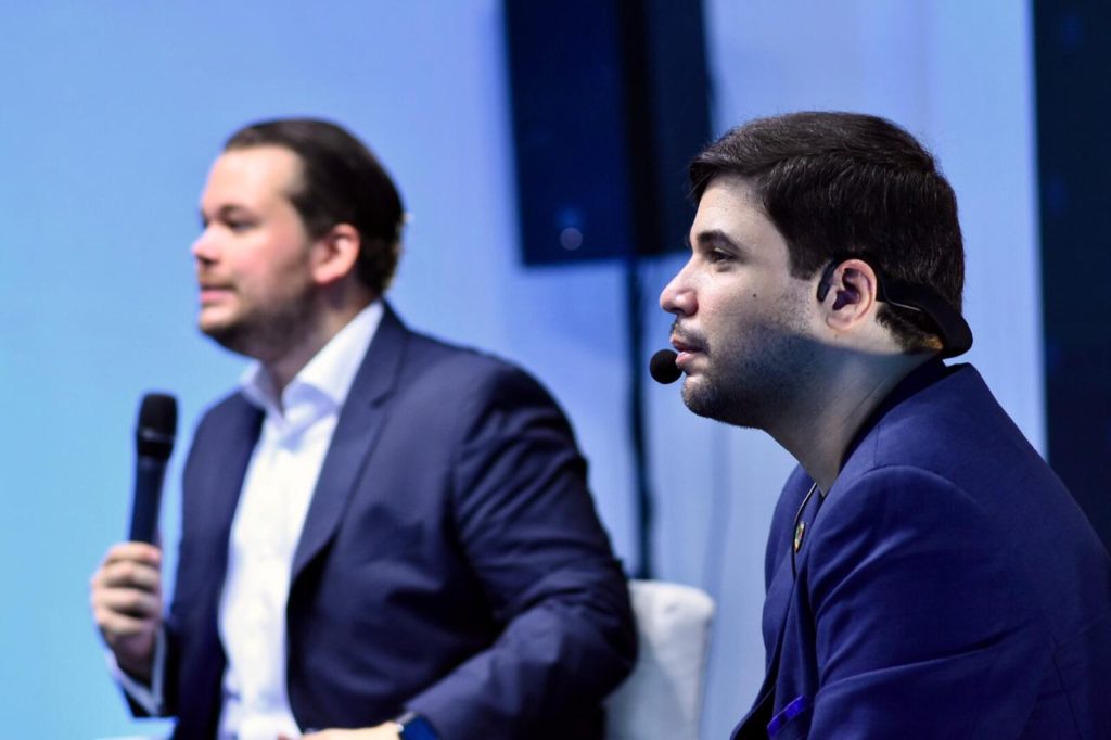 Arturo López Valerio ha contribuído a la redacción de una propuesta de ley de economía digital, que forma parte de la propuesta legislativa del candidato Orlando Jorge Villegas.